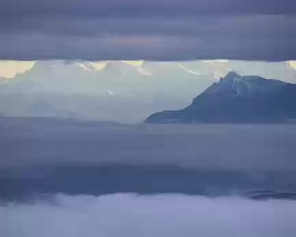 IMG_5539 Entre deux couches de nuages, les aiguilles de Chamonix